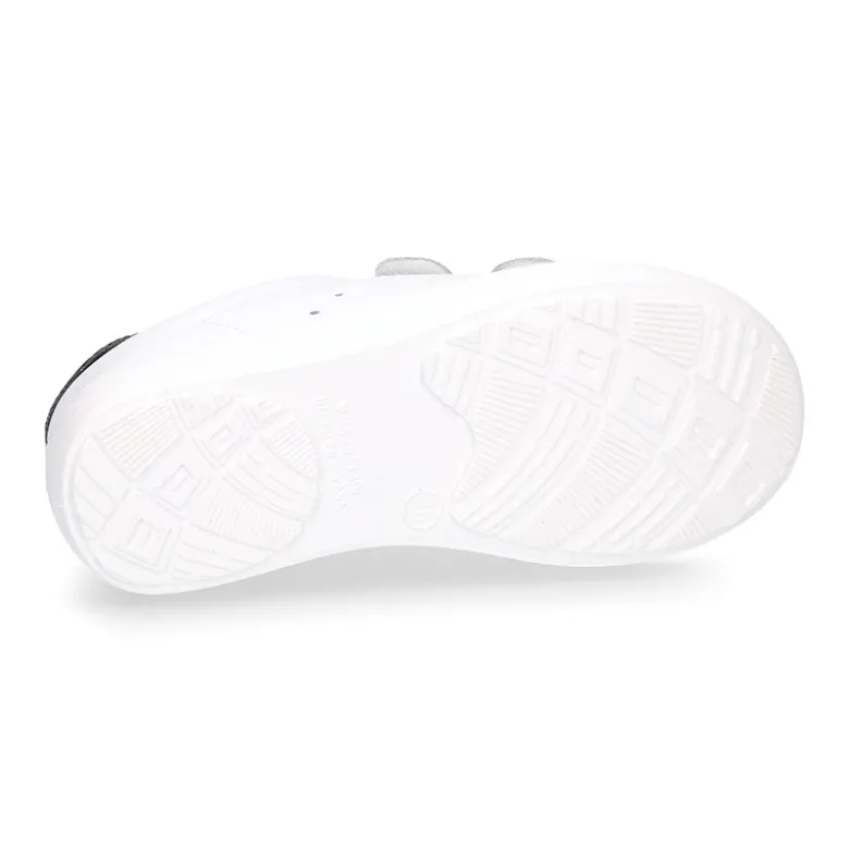 Zapatilla niños OKAA sin cordones en piel lavable.