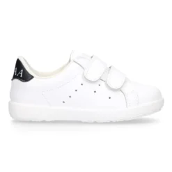 Zapatilla niños OKAA sin cordones en piel lavable.