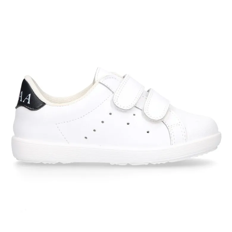 Zapatilla niños OKAA sin cordones en piel lavable.