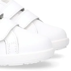 Zapatilla niños OKAA sin cordones en piel lavable.