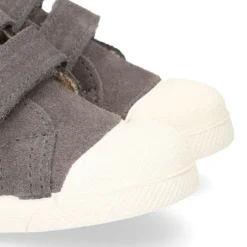 Zapatilla niños tipo bamba sin cordones y puntera en piel serraje GRIS.