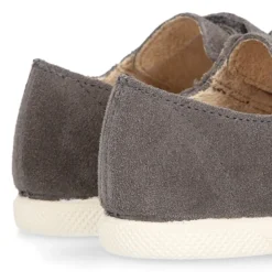 Zapatilla niños tipo bamba sin cordones y puntera en piel serraje GRIS.