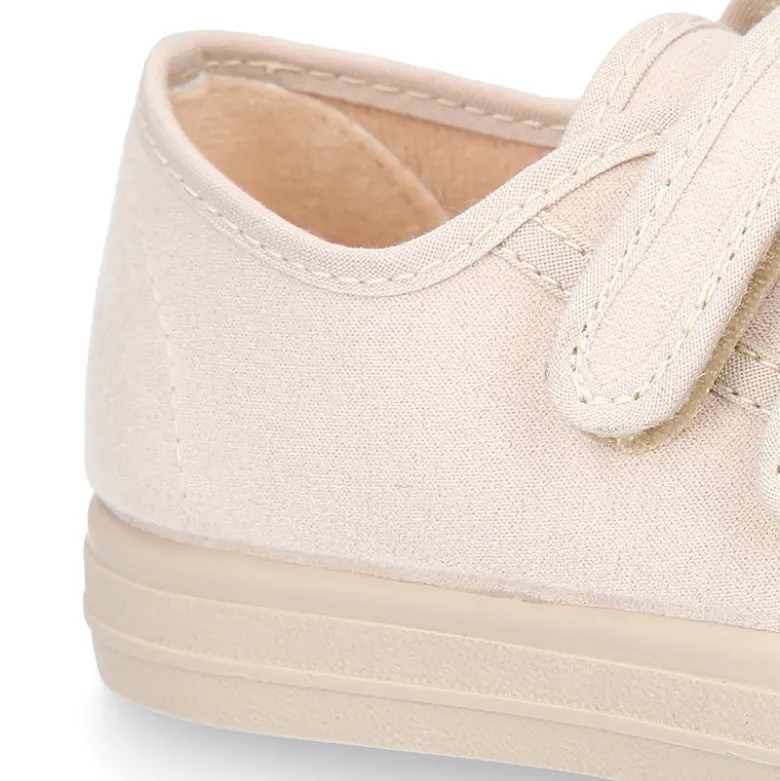 Zapatilla niños vestir OKAA sin cordones en Serratex.