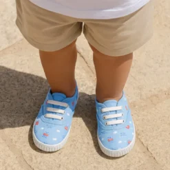 Zapatilla niño tipo Bamba con cordones en lona con BARCOS.