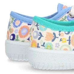 Zapatilla o bamba en lona con dibujos de flores para niños y niñas.