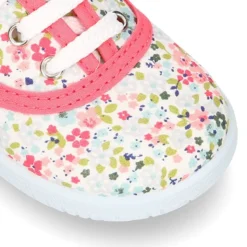 Zapatilla o BAMBA en lona con flores tipo inglés.