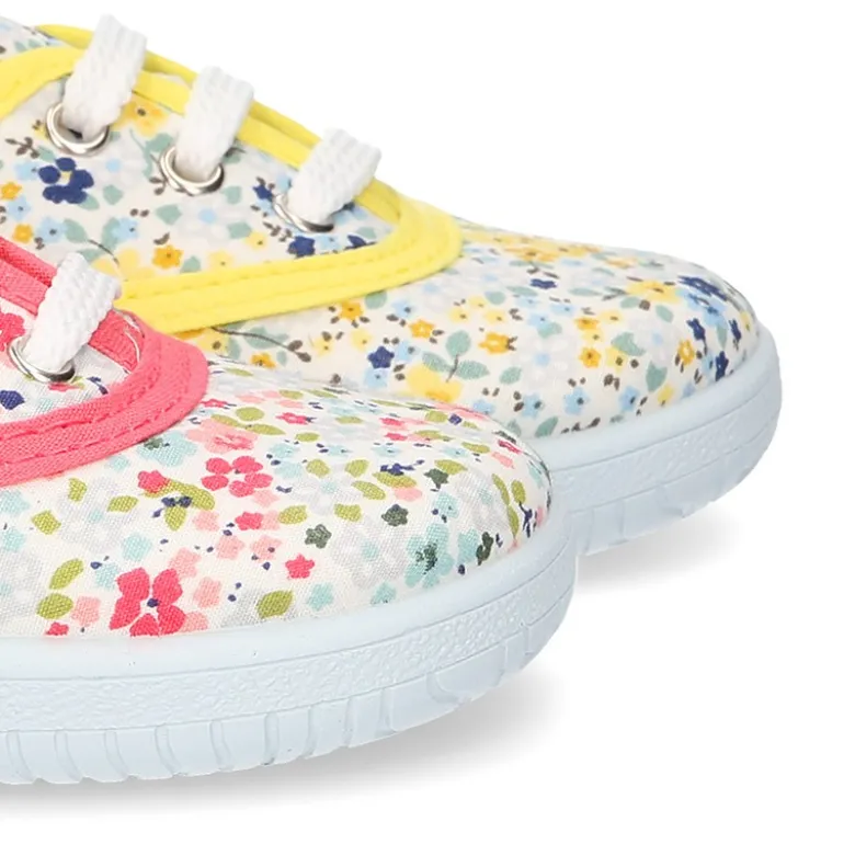 Zapatilla o BAMBA en lona con flores tipo inglés.