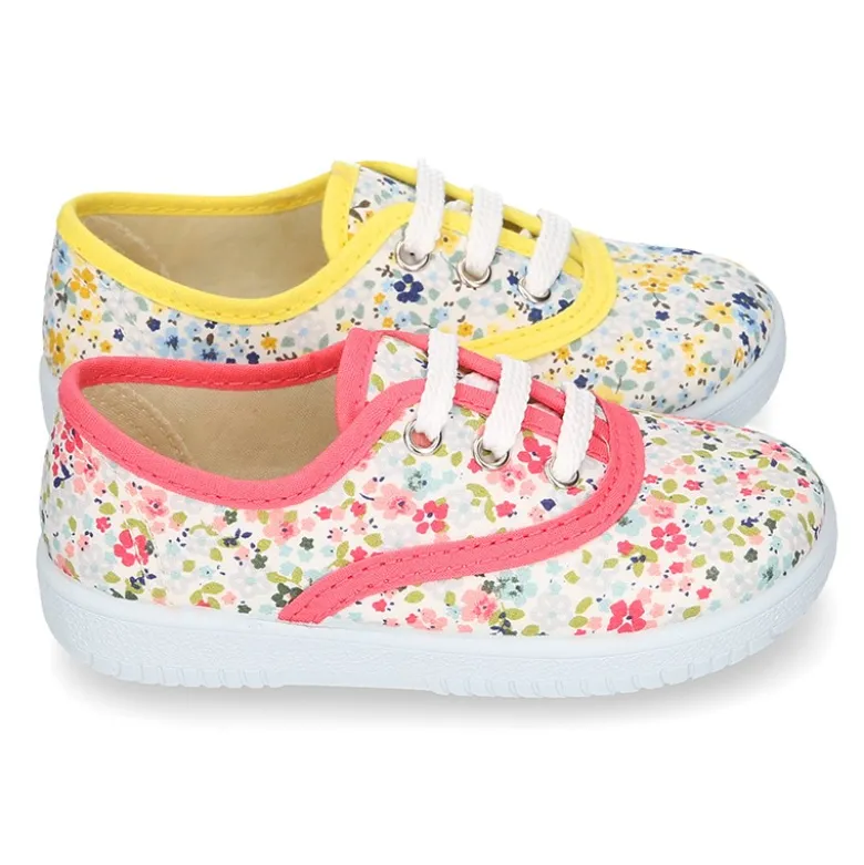 Zapatilla o BAMBA en lona con flores tipo inglés.