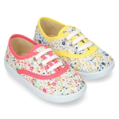 Zapatilla o BAMBA en lona con flores tipo inglés.