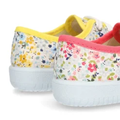 Zapatilla o BAMBA en lona con flores tipo inglés.