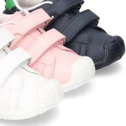 Zapatilla o Deportiva niños sin cordones, con puntera y talonera reforzadas en piel lavable.