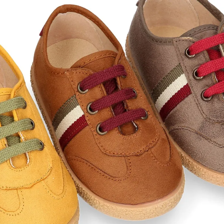 Zapatilla o Tenis niño en Serratex con cordones en colores de moda.