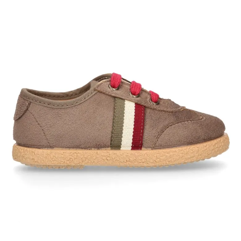 Zapatilla o Tenis niño en Serratex con cordones en colores de moda.