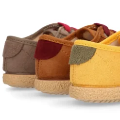 Zapatilla o Tenis niño en Serratex con cordones en colores de moda.