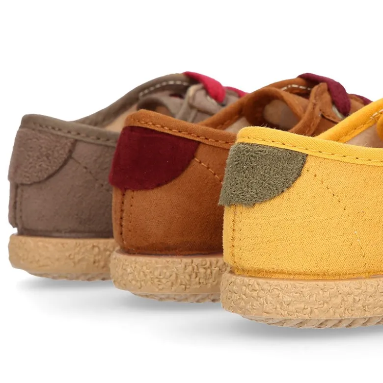Zapatilla o Tenis niño en Serratex con cordones en colores de moda.