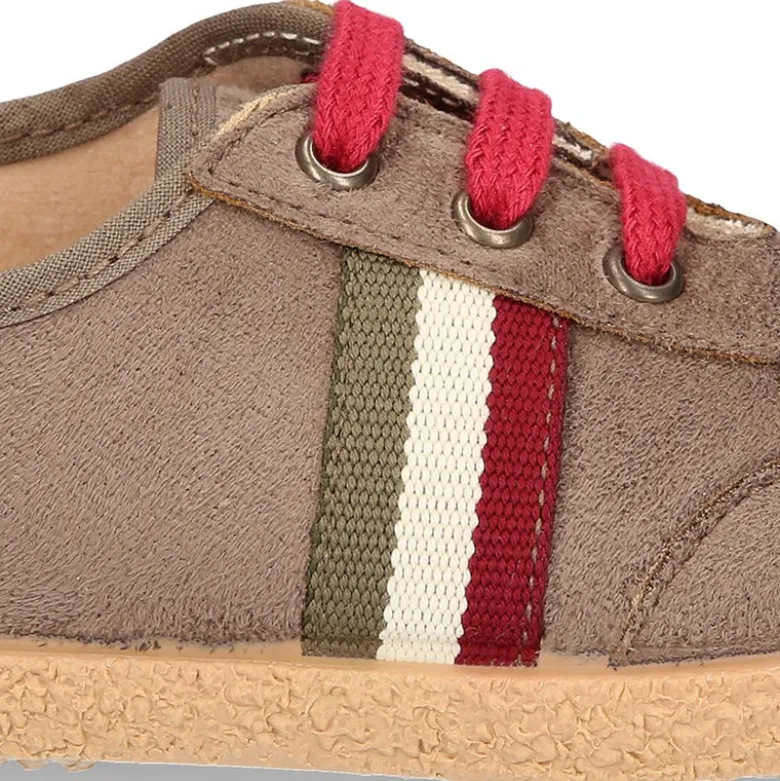Zapatilla o Tenis niño en Serratex con cordones en colores de moda.