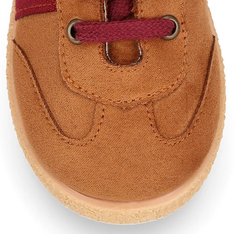 Zapatilla o Tenis niño en Serratex con cordones en colores de moda.