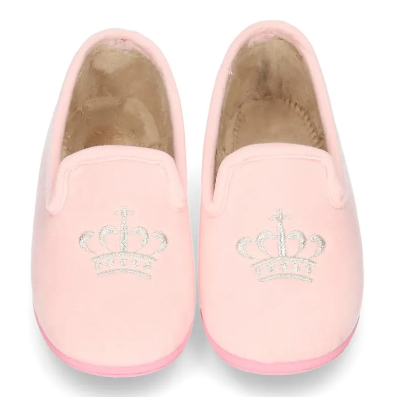 Zapatillas de casa niña en lana rosa con bordado corona plata.