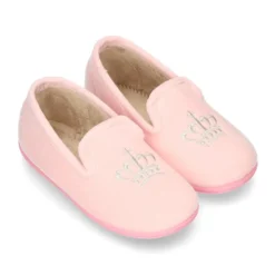 Zapatillas de casa niña en lana rosa con bordado corona plata.