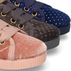 Zapatilla tipo BAMBA con cordones en terciopelo con brillos.