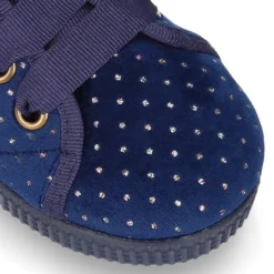 Zapatilla tipo BAMBA con cordones en terciopelo con brillos.