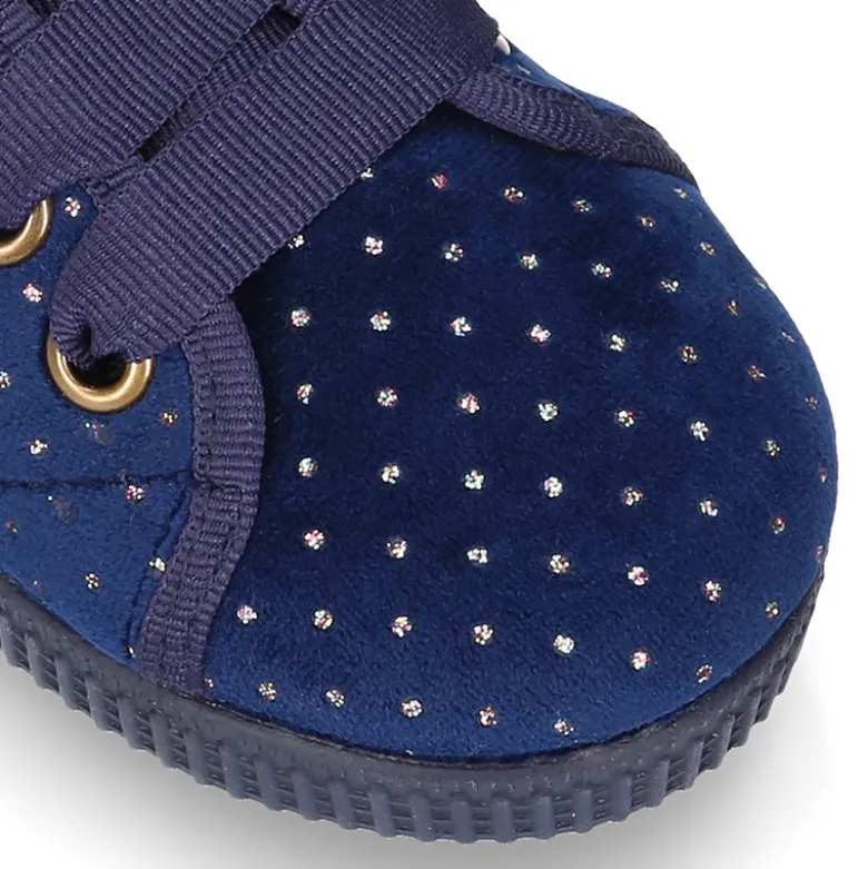Zapatilla tipo BAMBA con cordones en terciopelo con brillos.