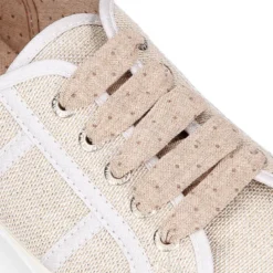 Zapatilla tipo bamba con cordones en lona lino metalizado.