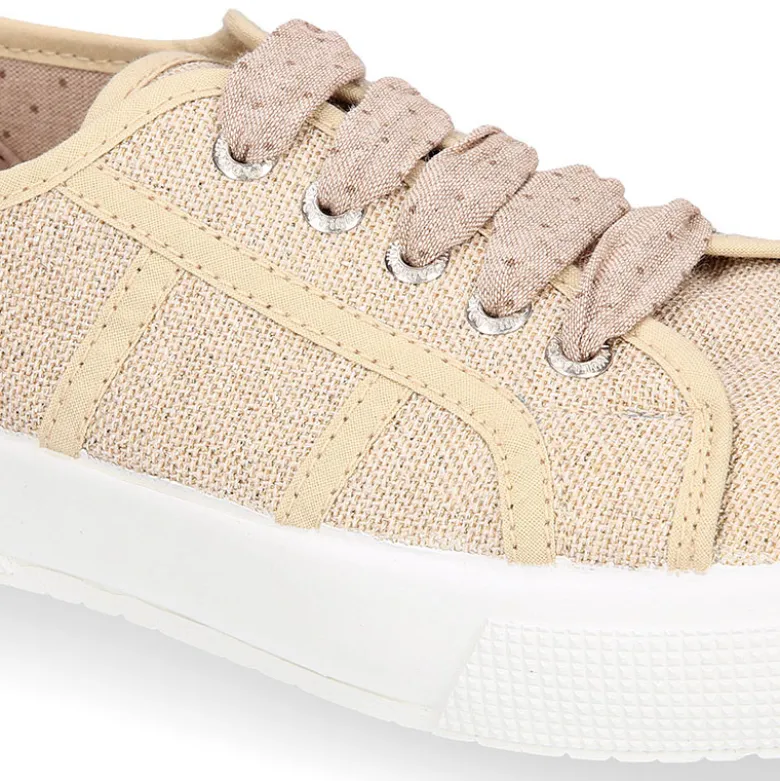 Zapatilla tipo bamba con cordones en lona lino metalizado.