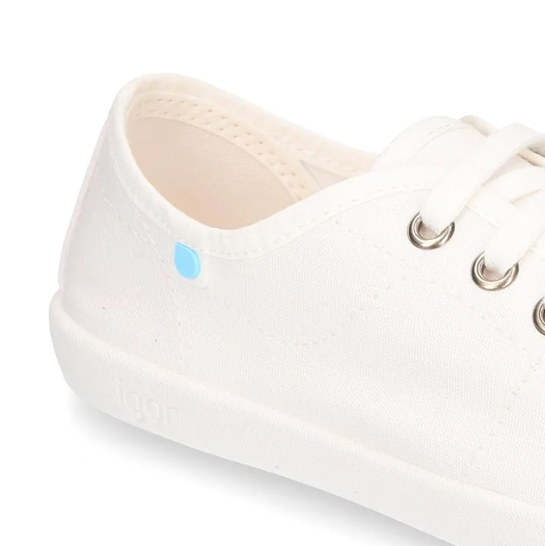 Zapatilla tipo bamba con cordones y puntera.