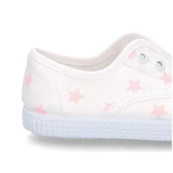 Zapatilla tipo bamba con elástico en lona con estrellas.