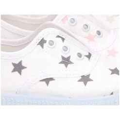 Zapatilla tipo bamba con elástico en lona con estrellas.
