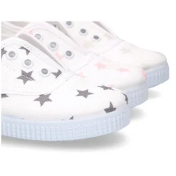 Zapatilla tipo bamba con elástico en lona con estrellas.
