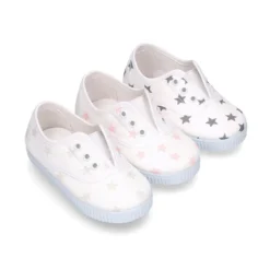Zapatilla tipo bamba con elástico en lona con estrellas.