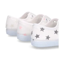 Zapatilla tipo bamba con elástico en lona con estrellas.