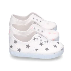 Zapatilla tipo bamba con elástico en lona con estrellas.
