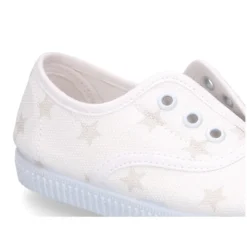 Zapatilla tipo bamba con elástico en lona con estrellas.