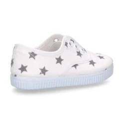 Zapatilla tipo bamba con elástico en lona con estrellas.