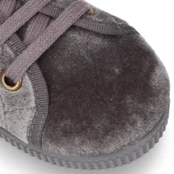 Zapatilla tipo BAMBA niños con cordones en terciopelo.