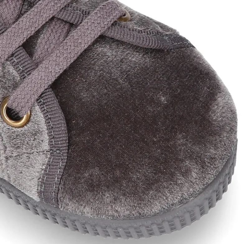 Zapatilla tipo BAMBA niños con cordones en terciopelo.