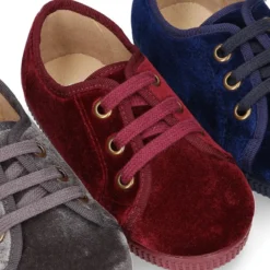 Zapatilla tipo BAMBA niños con cordones en terciopelo.