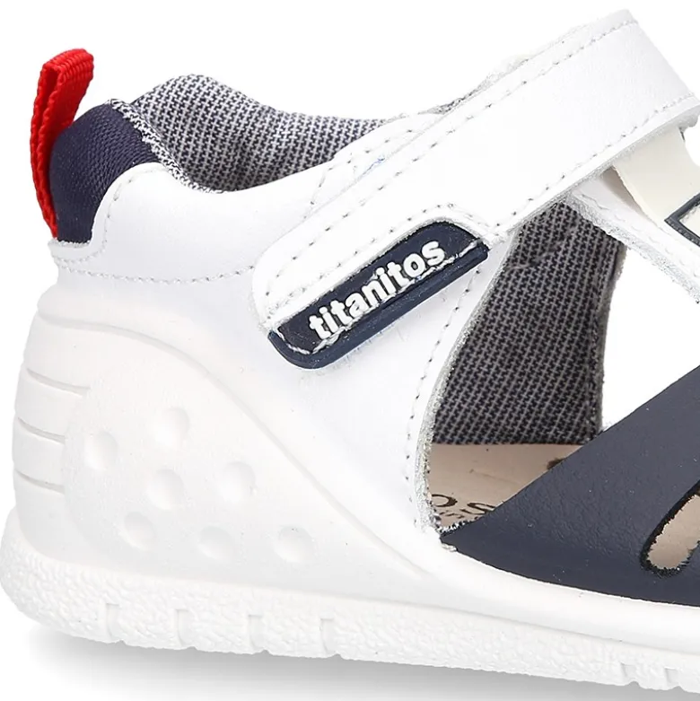 Zapatilla tipo Sandalia GATEO con cierre adherente, puntera y talonera en piel lavable.