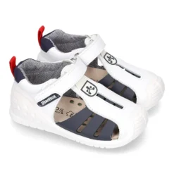 Zapatilla tipo Sandalia GATEO con cierre adherente, puntera y talonera en piel lavable.