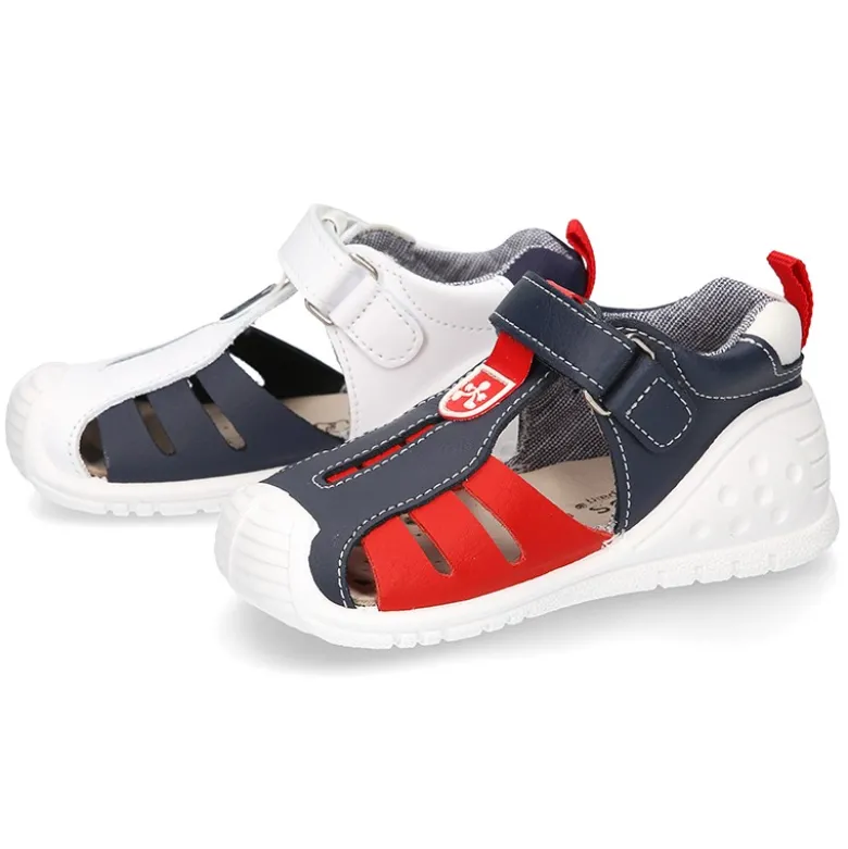 Zapatilla tipo Sandalia GATEO con cierre adherente, puntera y talonera en piel lavable.
