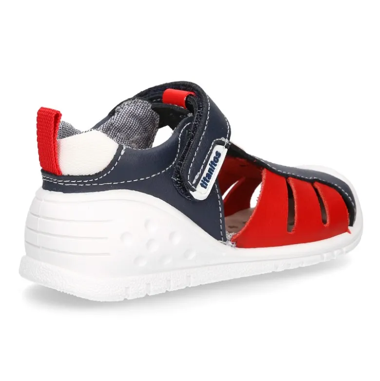 Zapatilla tipo Sandalia GATEO con cierre adherente, puntera y talonera en piel lavable.