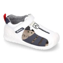 Zapatilla tipo Sandalia GATEO con cierre adherente, puntera y talonera en piel lavable.