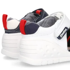 Zapatilla tipo Sandalia GATEO con cierre adherente, puntera y talonera en piel lavable.