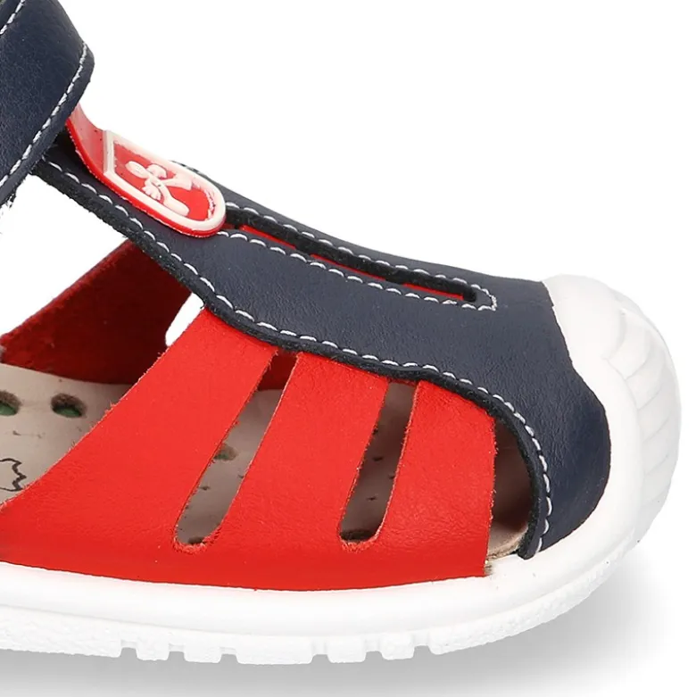 Zapatilla tipo Sandalia GATEO con cierre adherente, puntera y talonera en piel lavable.