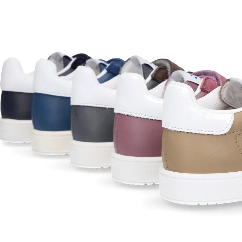 Zapatilla tipo Tenis niños sin cordones en piel napa combinada con piel serraje.
