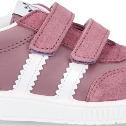 Zapatilla tipo Tenis niños sin cordones en piel napa combinada con piel serraje.
