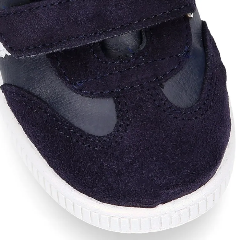 Zapatilla tipo Tenis niños sin cordones en piel napa combinada con piel serraje.